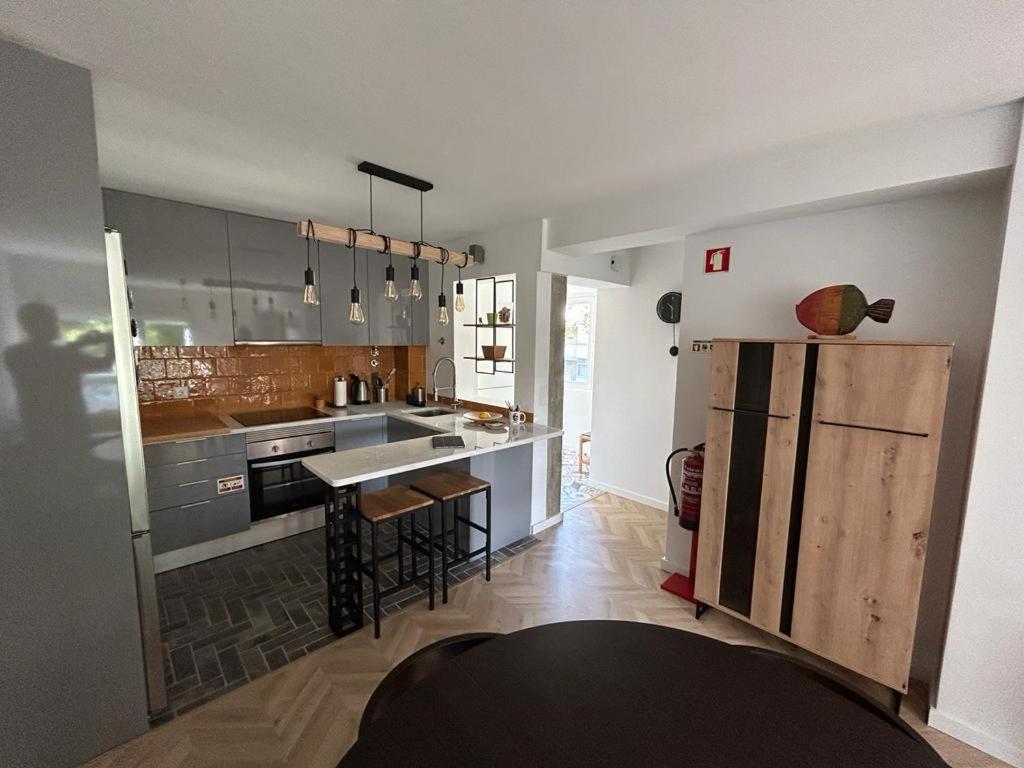 una cucina con elettrodomestici in acciaio inossidabile e piano di lavoro di Simply Yellow Apartment a Lisbona
