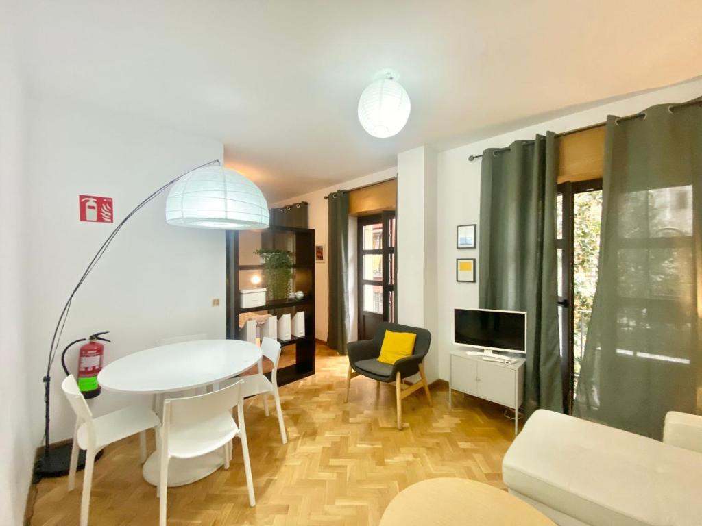 A seating area at Centro Barrio Embajadores 01