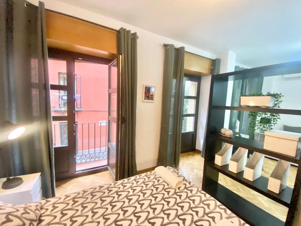 A bed or beds in a room at Centro Barrio Embajadores 01