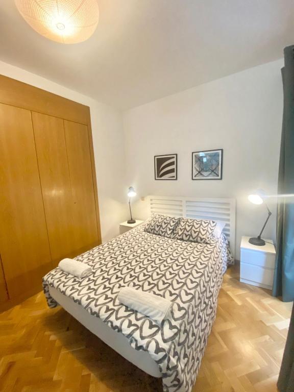 A bed or beds in a room at Centro Barrio Embajadores 01