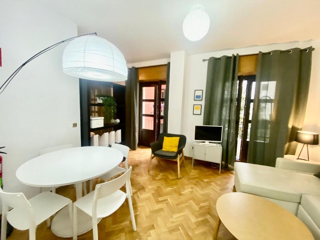A seating area at Centro Barrio Embajadores 01
