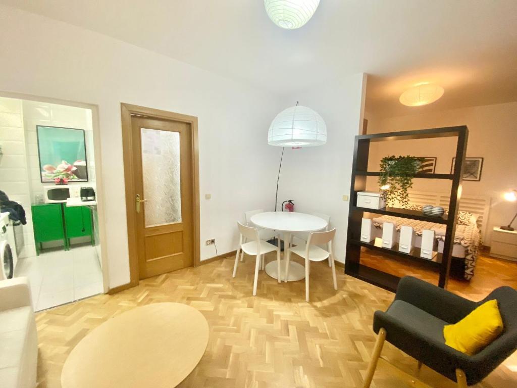 A kitchen or kitchenette at Centro Barrio Embajadores 01