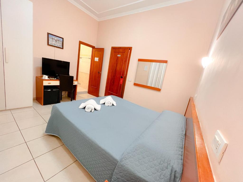 Łóżko lub łóżka w pokoju w obiekcie Alius and Freerome Hotel