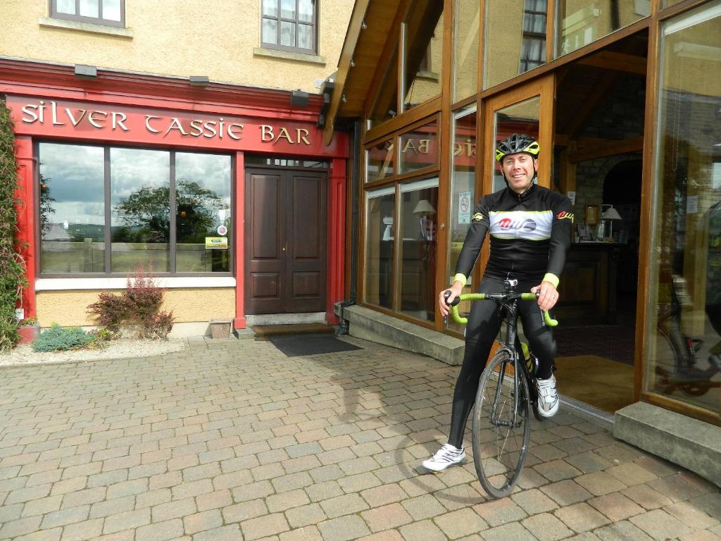 Jízda na kole v ubytování Silver Tassie Hotel & Spa nebo okolí