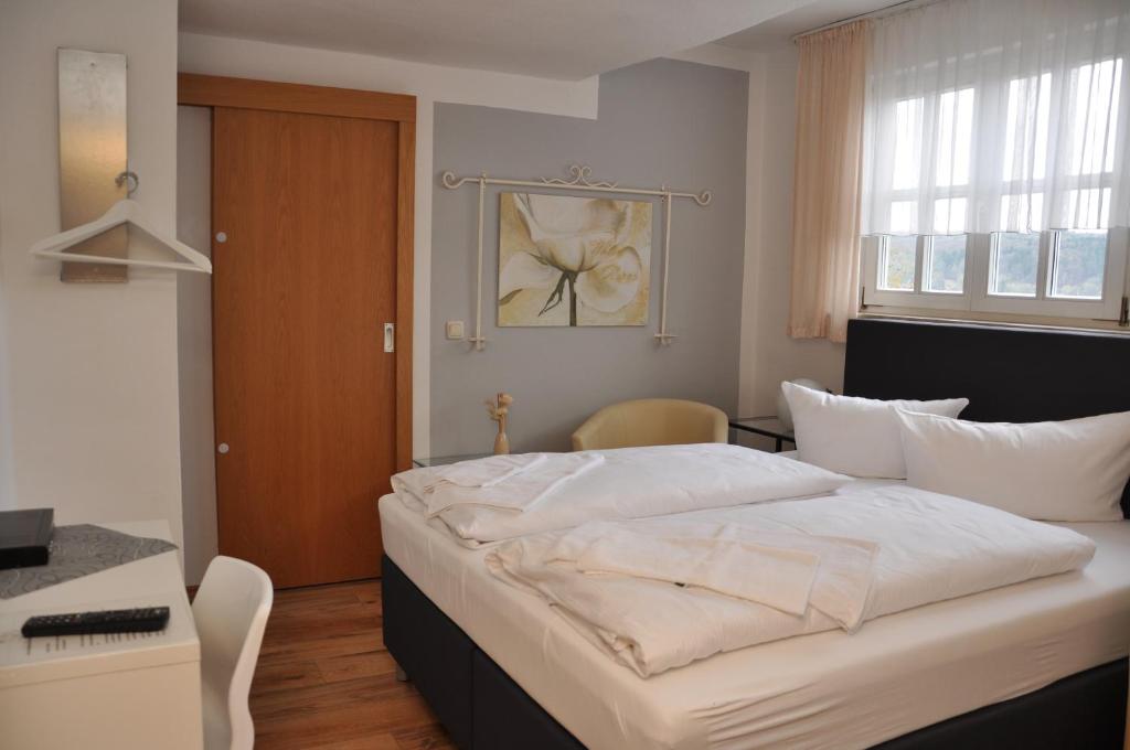 Postel nebo postele na pokoji v ubytování Hotel Wolke