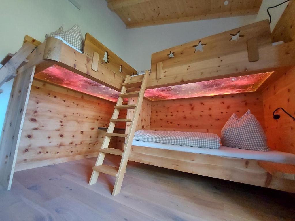 Palanda nebo palandy na pokoji v ubytování SchartnerAlm