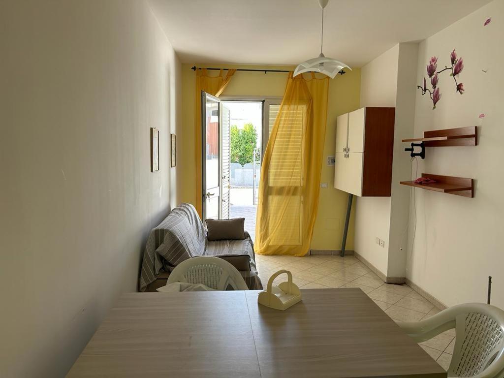 eine Küche mit einem Tisch und Stühlen im Zimmer in der Unterkunft Da Pina sud in Torre San Giovanni Ugento
