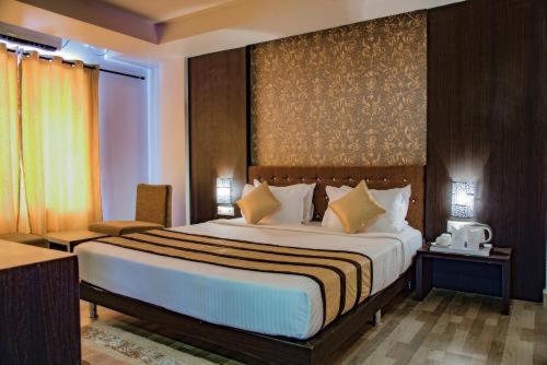 1 dormitorio con 1 cama grande en una habitación de hotel en ANDAMAN VILLA en Port Blair