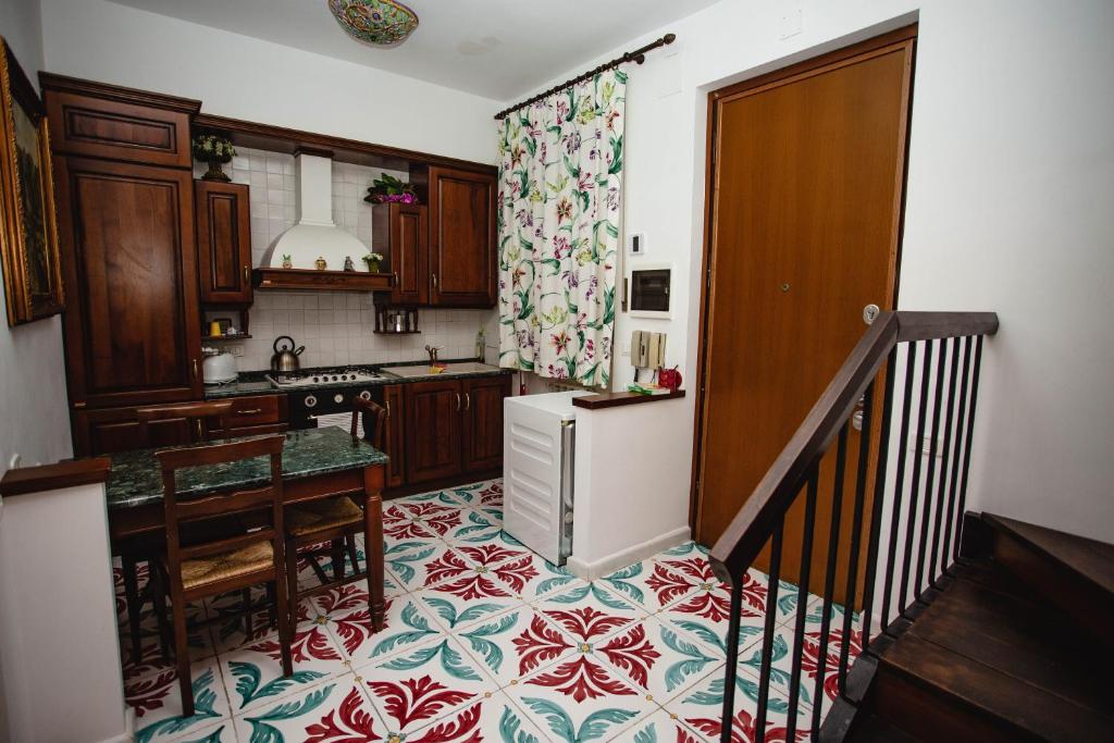 A kitchen or kitchenette at Delfini Trevi House