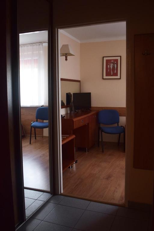 Televízia a/alebo spoločenská miestnosť v ubytovaní Hotel Skaut