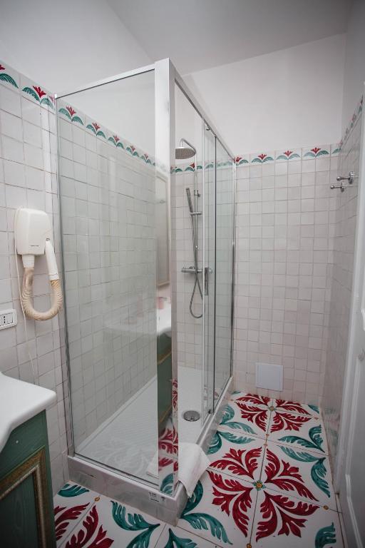 A bathroom at Delfini Trevi House