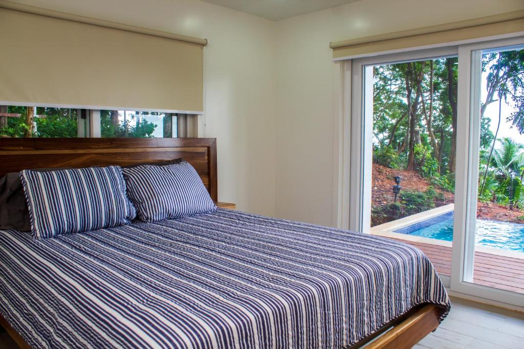 Bazén v ubytování Casa Amaroo - Villa at Luna Beach Roatan nebo v jeho okolí