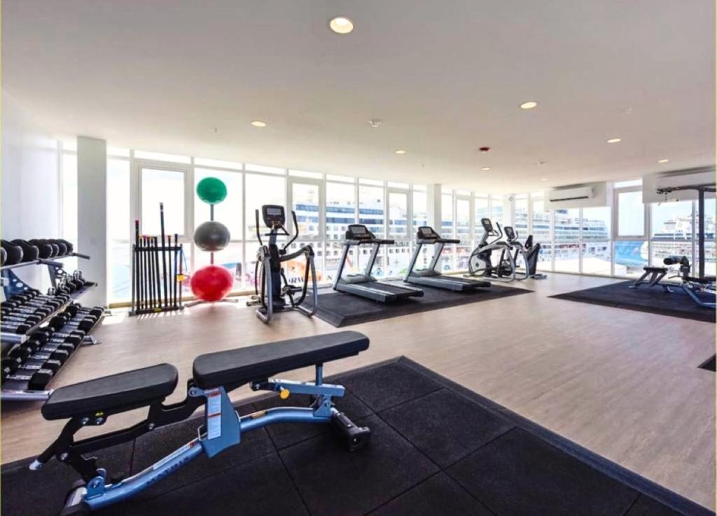 Fitness centrum a/nebo fitness zařízení v ubytování Stylish luxury condo, central location, ocean view, pool, gym