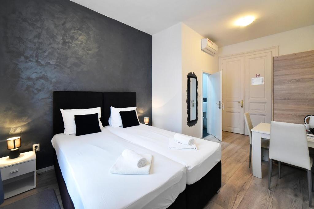 Postel nebo postele na pokoji v ubytování Virtus Apartments and Rooms with Free Private Parking
