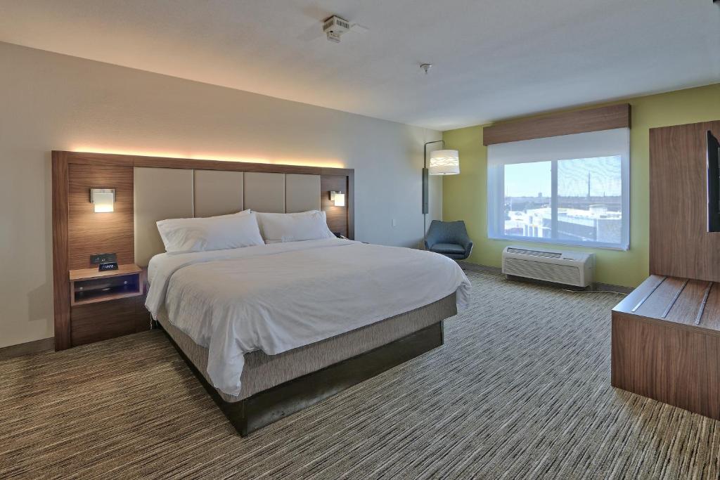 Holiday Inn Express & Suites Albuquerque Historic Old Town, an IHG Hotel - 
