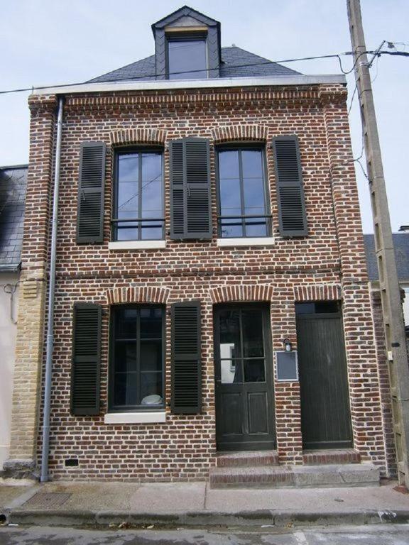 - un bâtiment en briques avec des portes et des fenêtres noires dans l'établissement LesOnagres1, au Crotoy