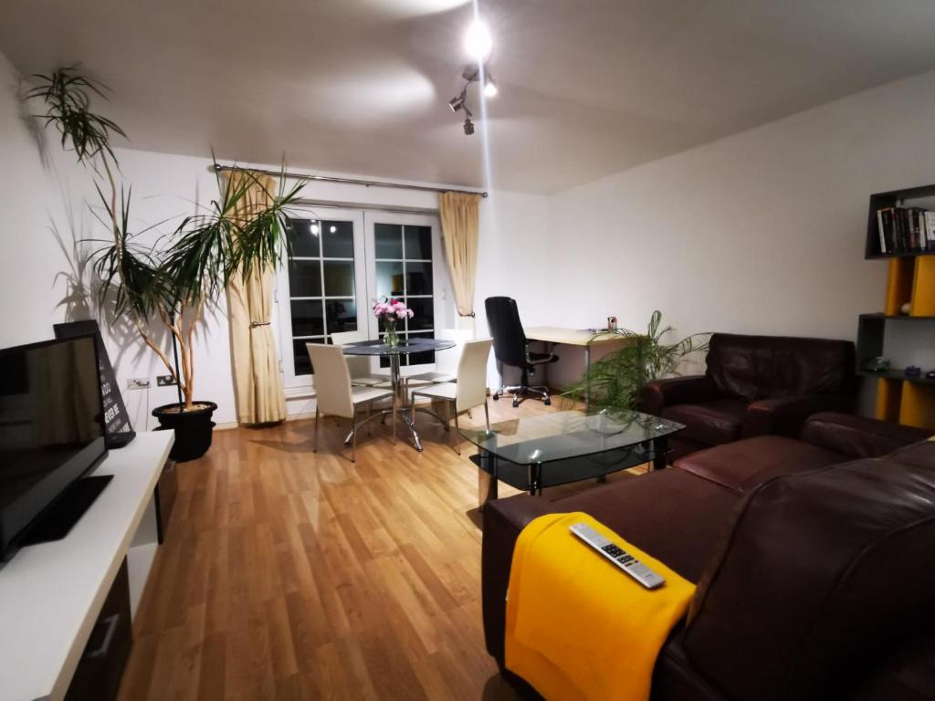 uma sala de estar com um sofá e uma mesa em Gorgeous apartment + attentive host + free parking em York