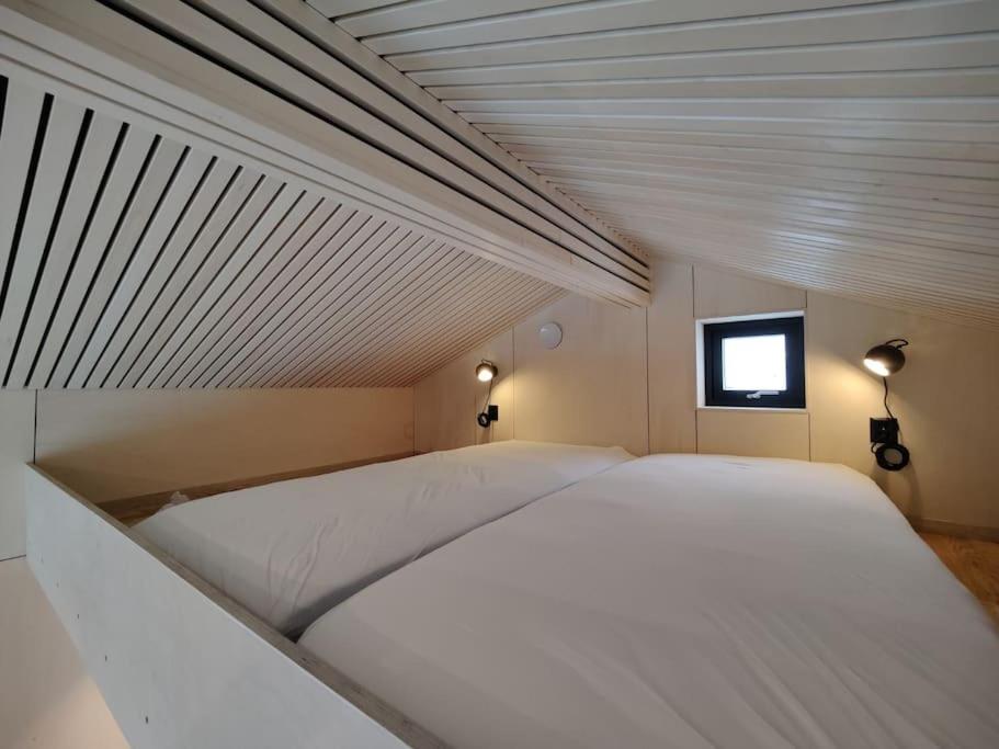 Giường trong phòng chung tại Minihuset ved skogen