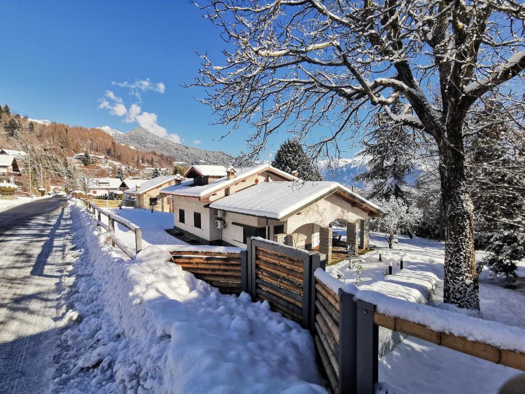 博爾諾的住宿－Chalet Bornhome CIR O17022，雪覆盖的房屋,有栅栏