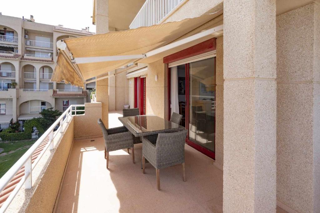 A balcony or terrace at Colina 1 apartamento parking piscina mar