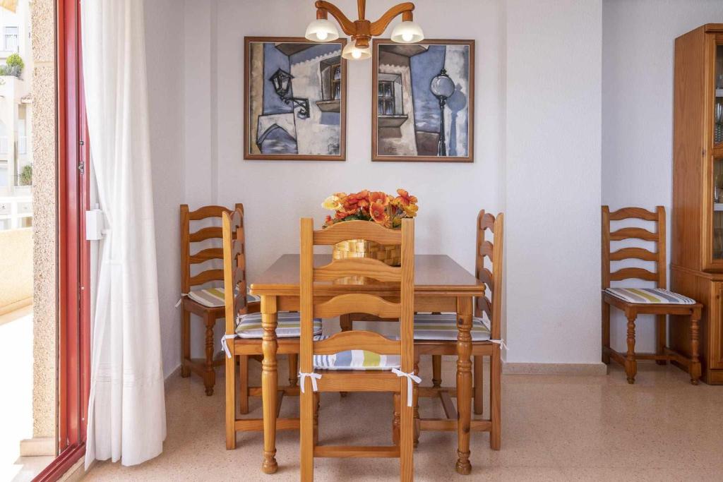 A seating area at Colina 1 apartamento parking piscina mar