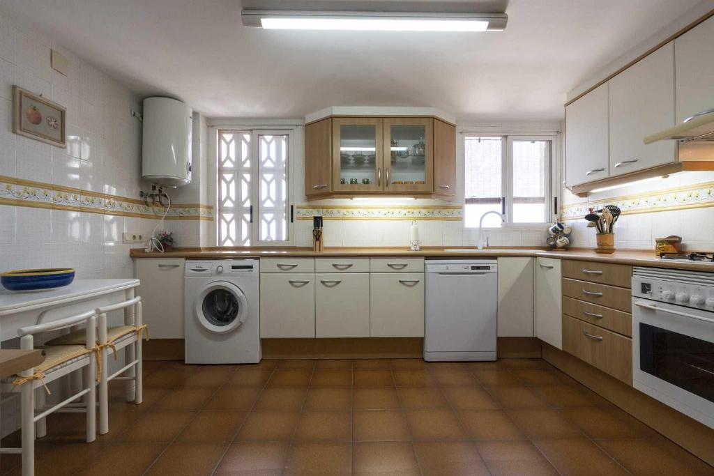 A kitchen or kitchenette at Colina 1 apartamento parking piscina mar