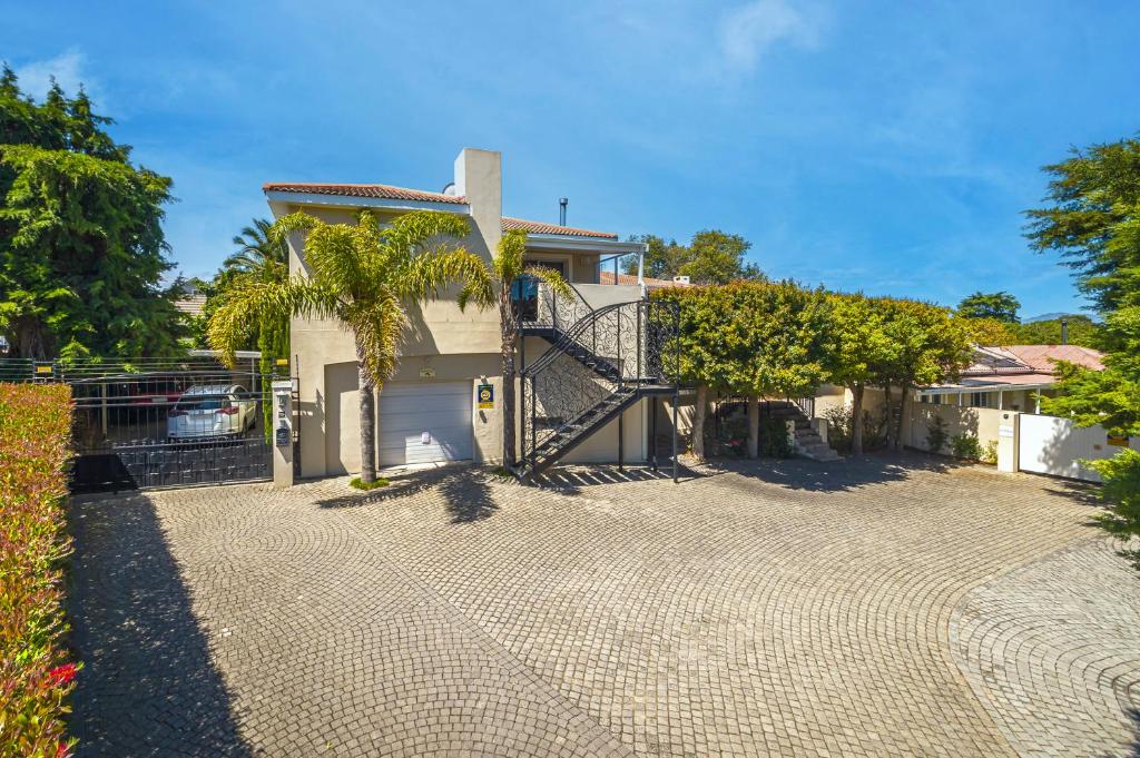 Irene Avenue Apartment With backup Electricity! Somerset west