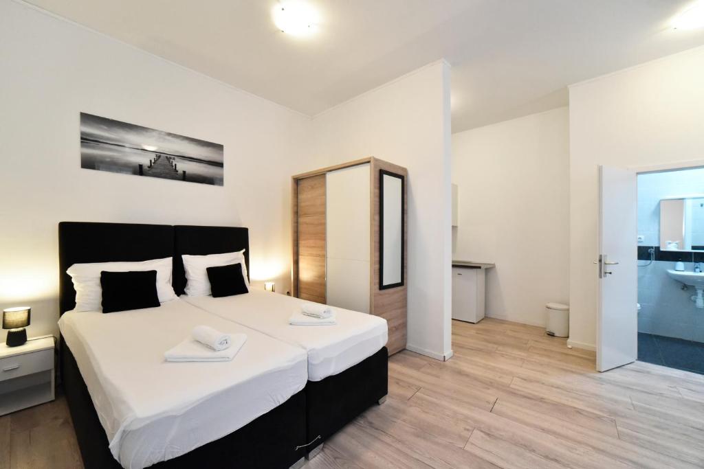Postel nebo postele na pokoji v ubytování Virtus Apartments and Rooms with Free Private Parking