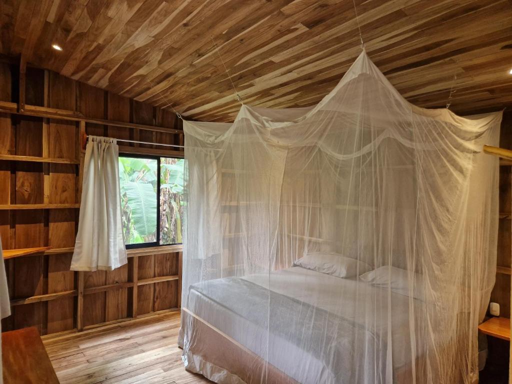 Postel nebo postele na pokoji v ubytování Finca Amistad Cacao Lodge