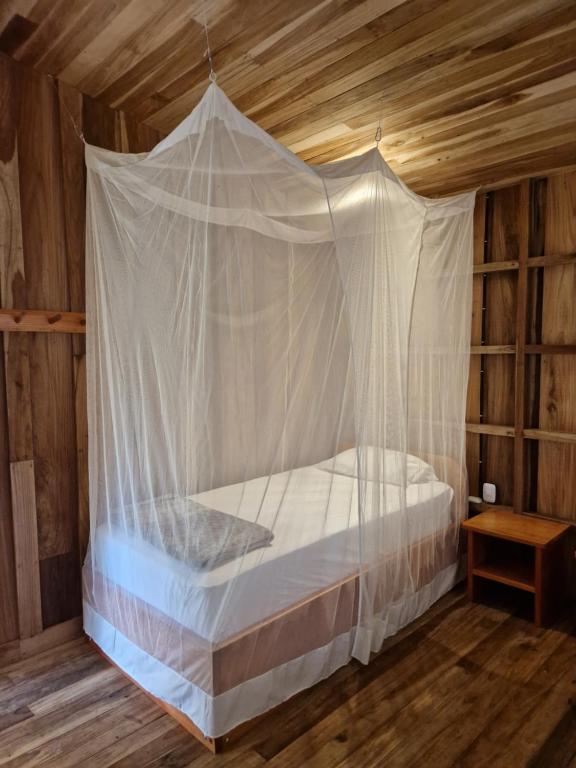 Postel nebo postele na pokoji v ubytování Finca Amistad Cacao Lodge