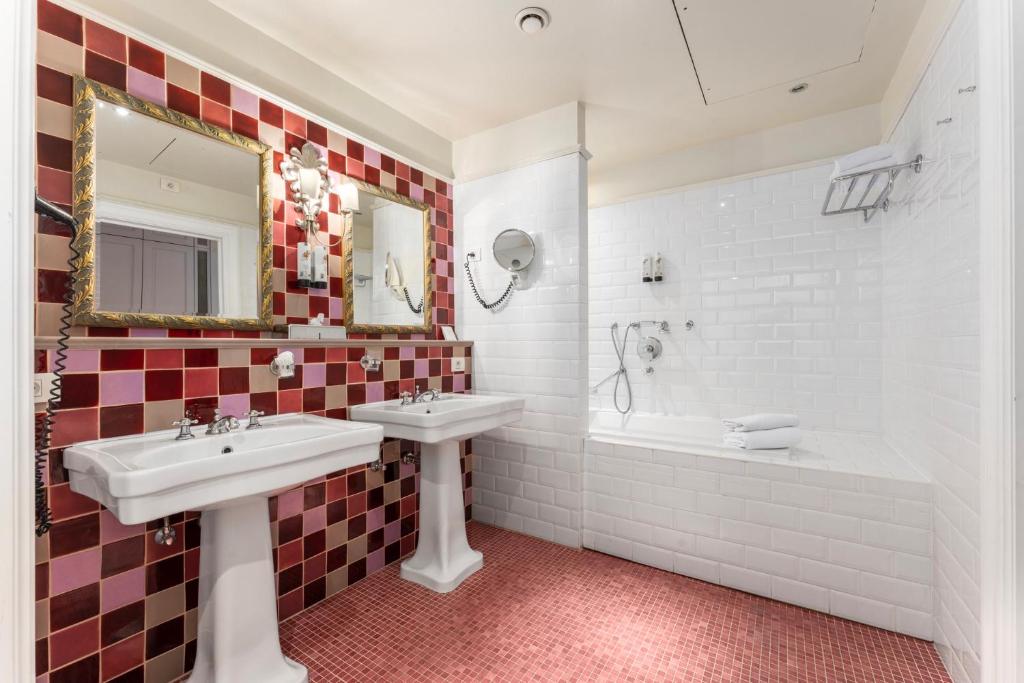 Koupelna v ubytování Canal Suites