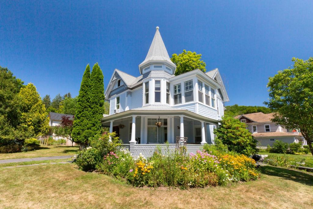 Streamside Victorian, Margaretville (updated prices 2024)