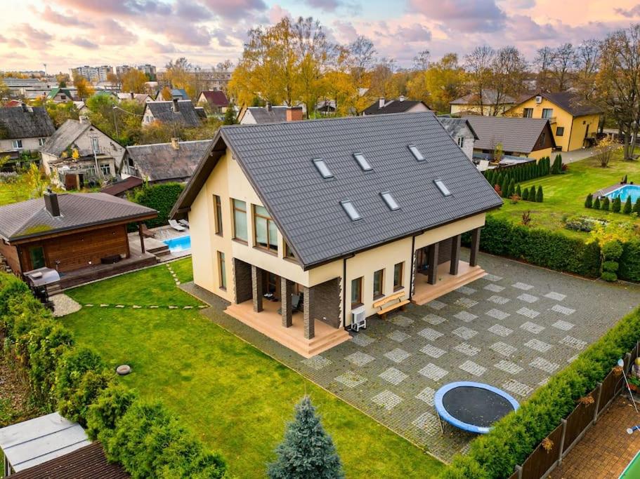 uma vista aérea de uma casa com um quintal em Amber Villa em Riga