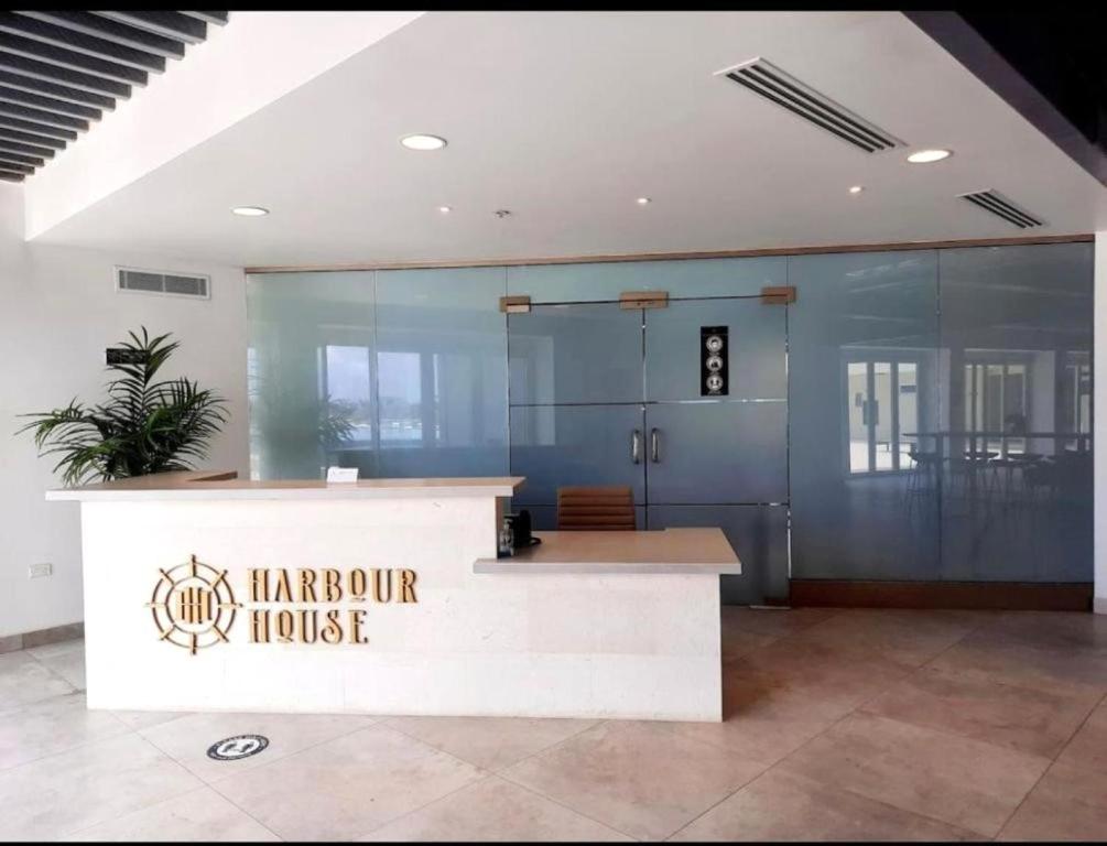 Vstupní hala nebo recepce v ubytování Stylish luxury condo, central location, ocean view, pool, gym