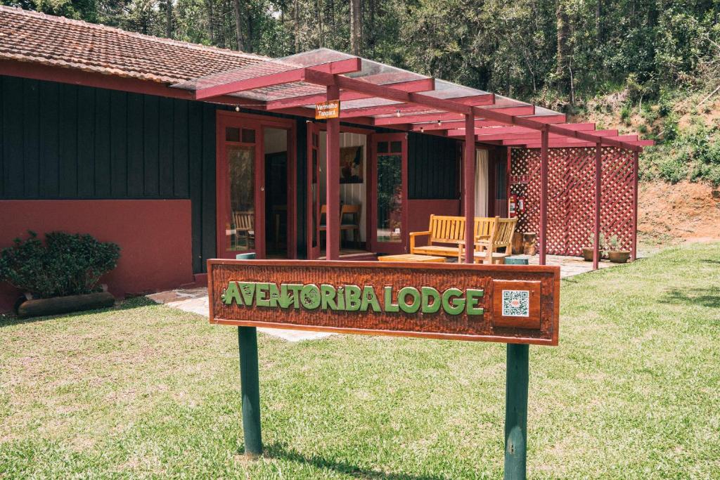 een bord voor een boswachtershuis bij Aventoriba Lodge in Campos do Jordão