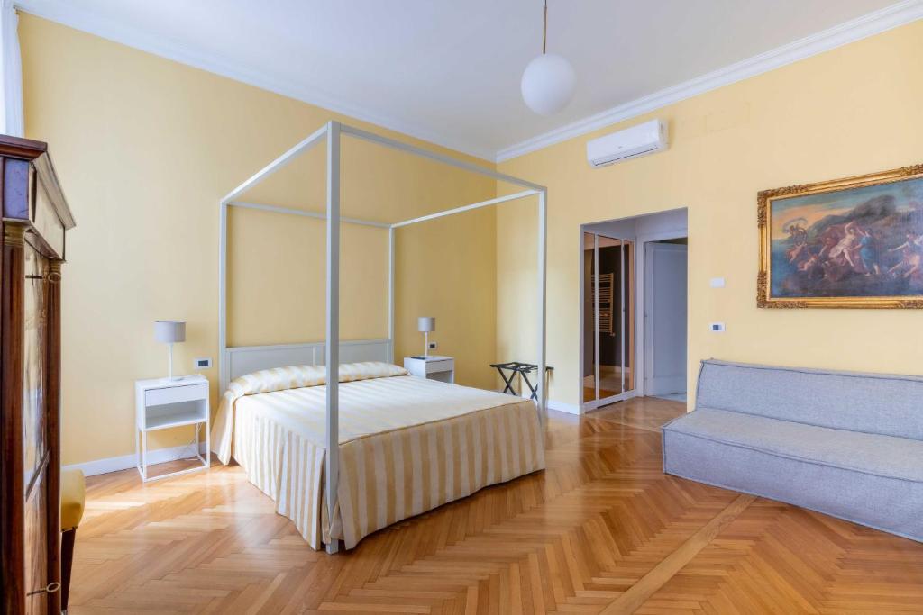 ローマにあるBB24 - 4 Fontane Private Suitesのベッドルーム(ベッド1台、ソファ付)