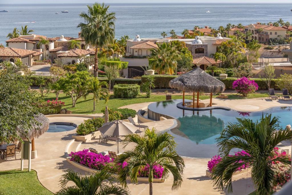 una vista aérea de un complejo con piscina y el océano en Luxury retreat in Cap del Sol