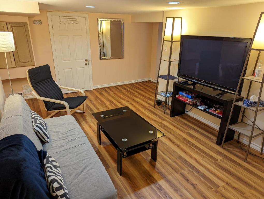 Private Basement Apartment Downtown, Free Parking! (Canada Toronto