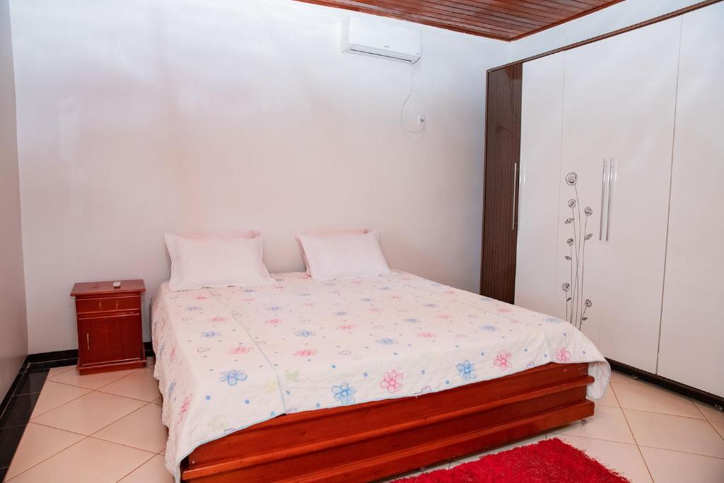 a small bedroom with a bed and a cabinet at Casa com Wi-Fi e otima localizacao em Juina MT in Juína