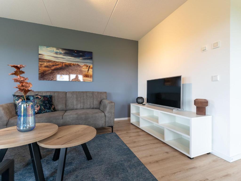 TV a/nebo společenská místnost v ubytování Beautiful Holiday Home in Scherpenisse