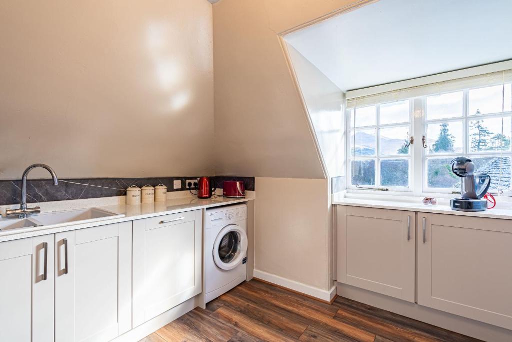 Kuchyň nebo kuchyňský kout v ubytování MacFarlane Apartment