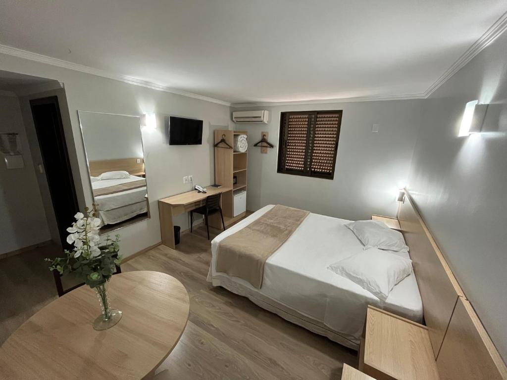 Un pat sau paturi într-o cameră la Hotel Ijuí