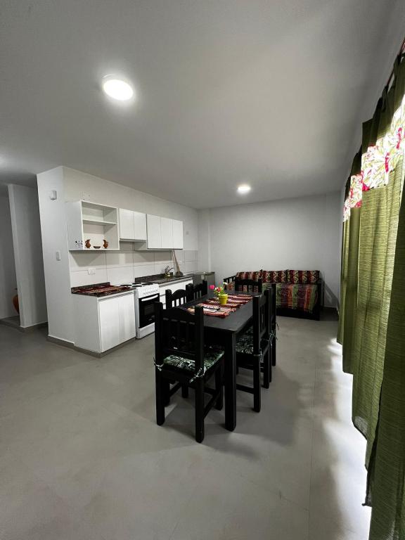 cocina con mesa y sillas en una habitación en Departamento amoblado Perico Jujuy en Perico