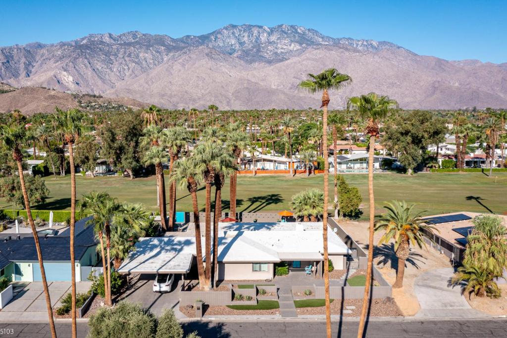 einen Luftblick auf ein Resort mit Palmen und Bergen in der Unterkunft Siesta del Sol in Palm Springs