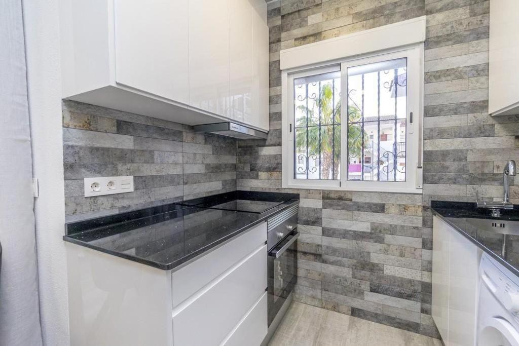 Kuchyň nebo kuchyňský kout v ubytování Punta Prima Palm Beach Apartment
