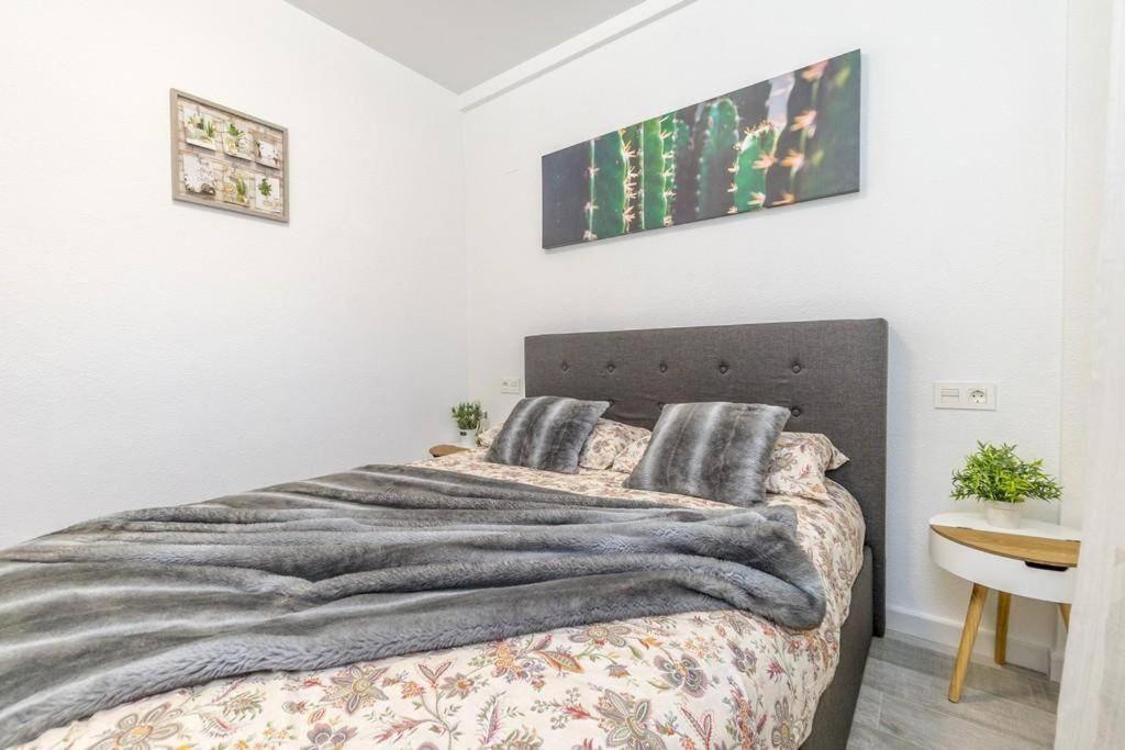 Postel nebo postele na pokoji v ubytování Punta Prima Palm Beach Apartment