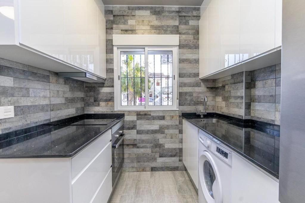 Kuchyň nebo kuchyňský kout v ubytování Punta Prima Palm Beach Apartment
