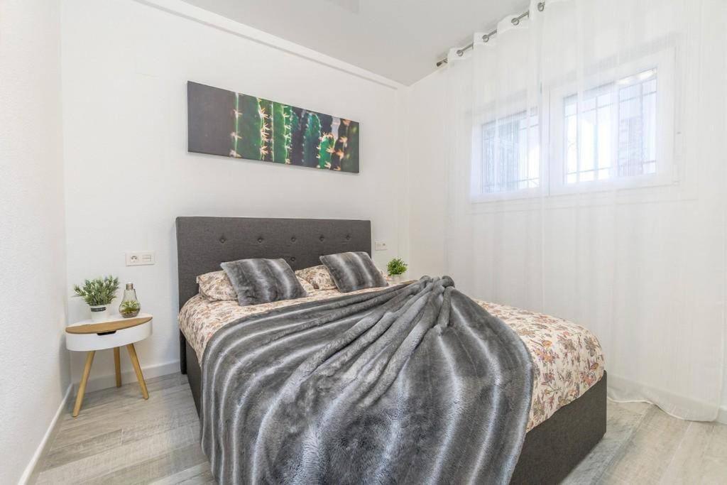 Postel nebo postele na pokoji v ubytování Punta Prima Palm Beach Apartment