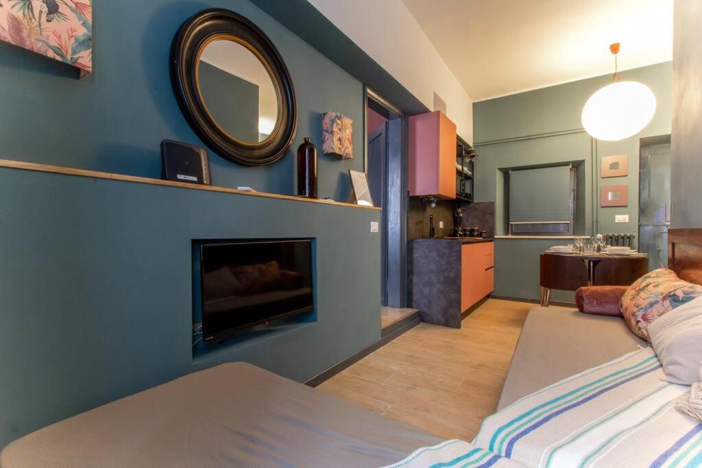 een slaapkamer met een open haard en een spiegel aan de muur bij Rasella44, Green Apartment in Rome