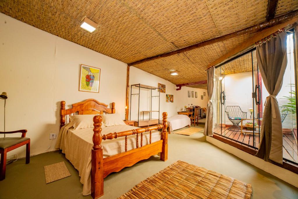 パラチにあるFerraria Guest Houseの部屋に木製のベッドがある寝室